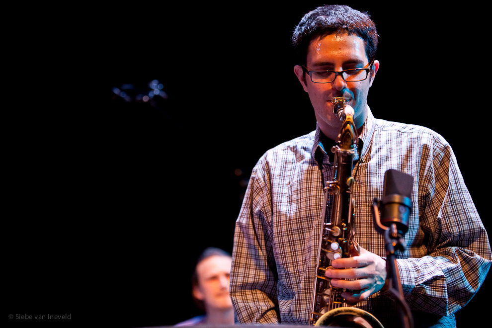 Lucas Pino with Flin van Hemmen in the background performing in the Gideon van Gelder Sextet at the CD presentation Perpetual.